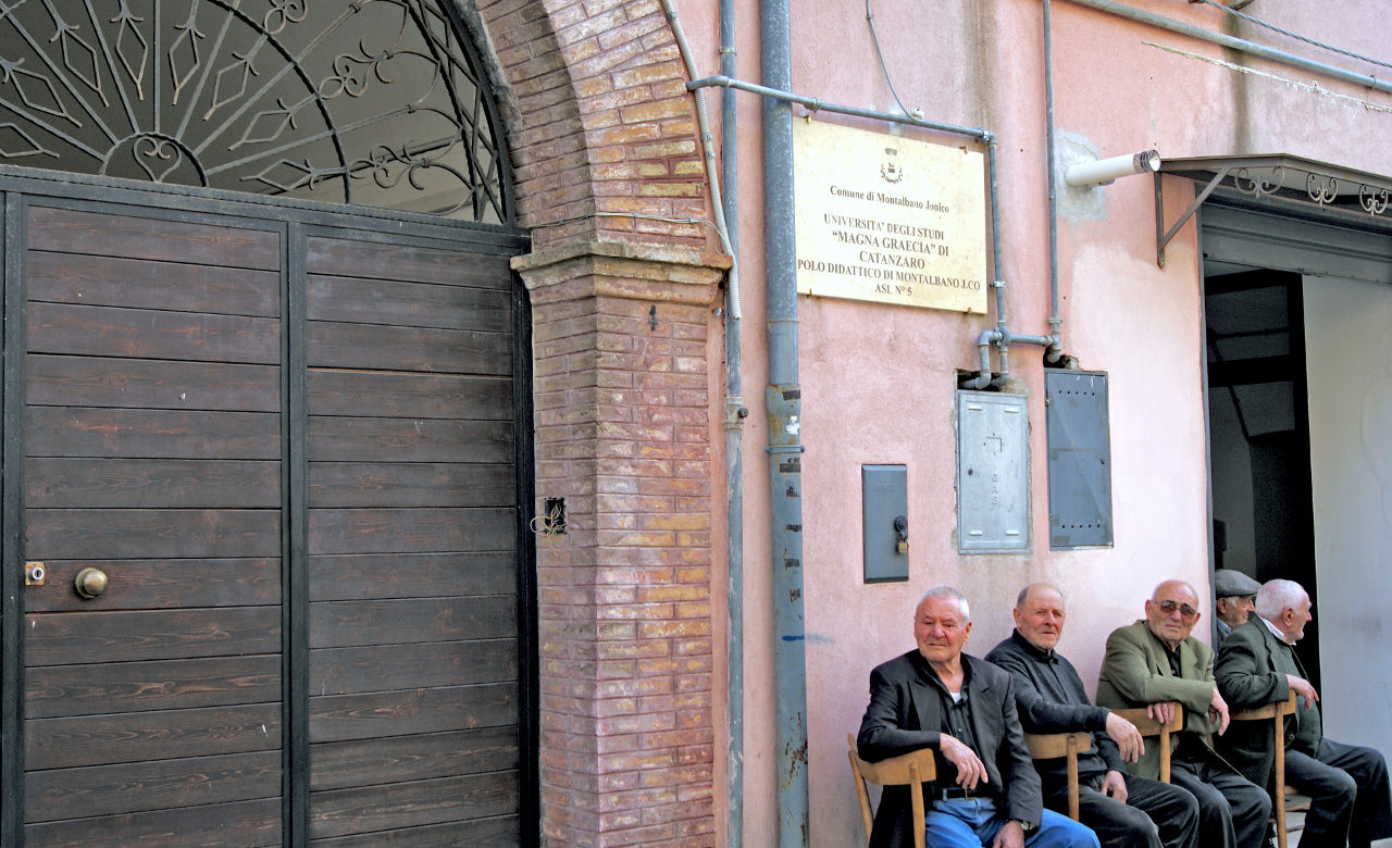 Vecchietti davanti all’Università di Catanzaro, Antonio La Torre