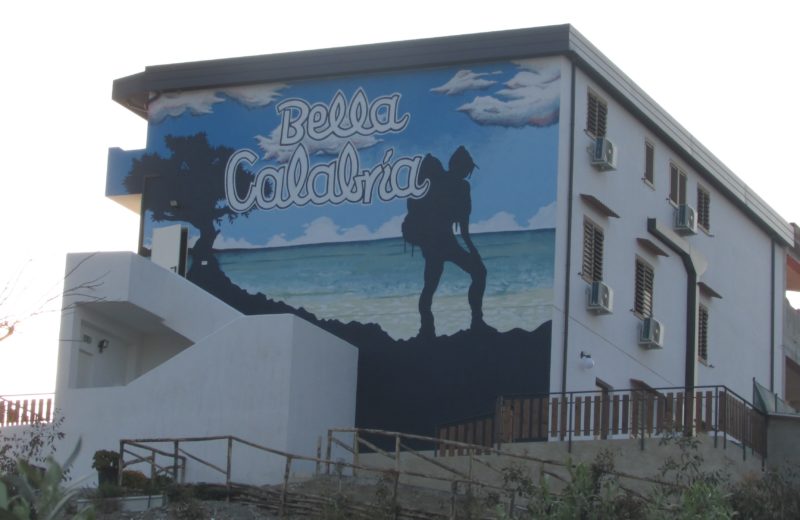 Ostello Bella Calabria, nato all'interno di un bene confiscato alla 'ndrangheta a Sa Leonardo di Cutro (KR)