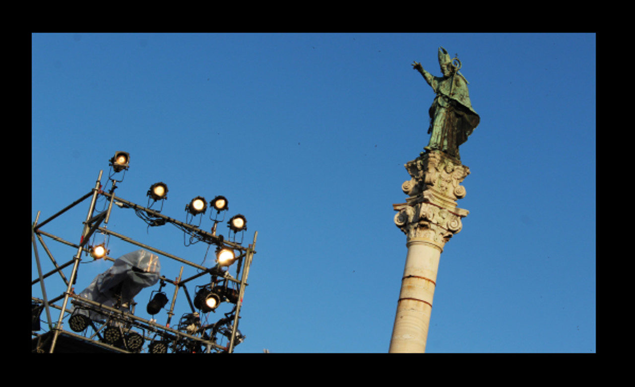 La statua di Sant’Oronzo affiancata da una postazione luci durante una manifestazione musicale, Lecce, Annagrazia Schiavone