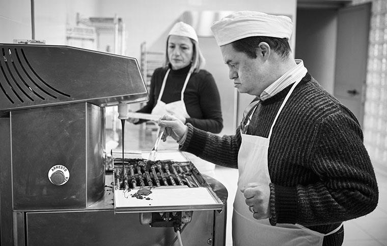 Dulcis in fundo, un ragazzo a lavoro nella cioccolateria