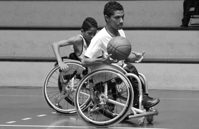 Da Flickr.com, basquete-em-cadeira-de-rodas_por_Fernando_Bisan, foto di Imagens Portal SESCSP, Licenza Creative Commons (CC BY-NC-ND 2.0)