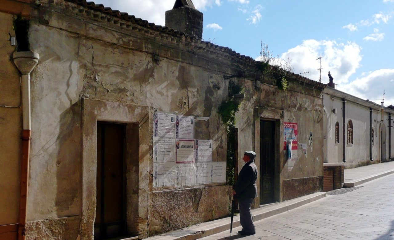 Erminia Viccaro, Signore che legge necrologi, Grassano(MT)