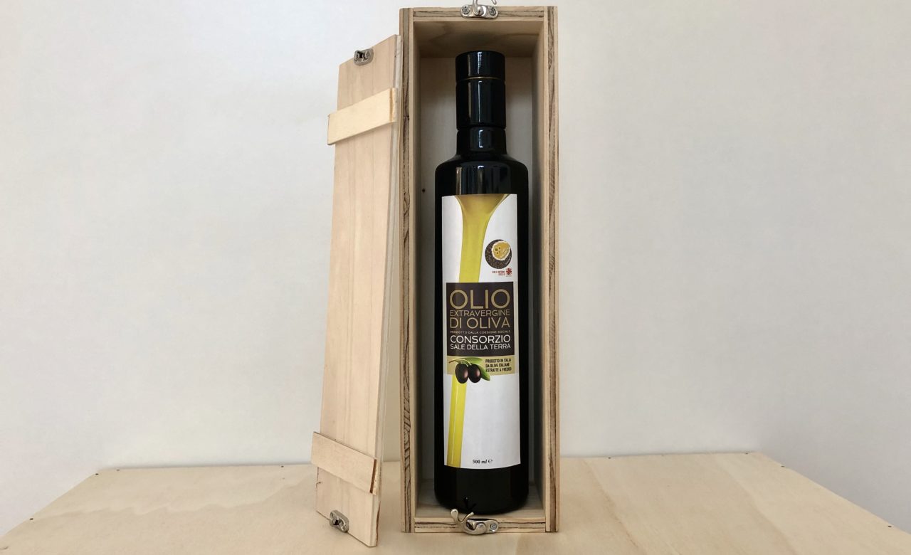 Olio extravergine di oliva nella confezione in legno