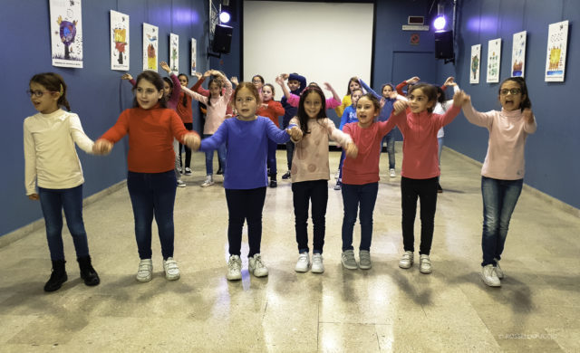 Foto di alcuni elementi del coro della comunità educante evoluta zisa danisinni in occasione di un video girato da rai ragazzi_di Rossella Puccio