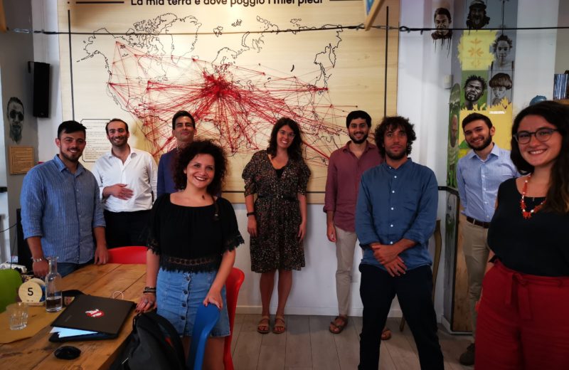 Parte del team di South Working - Lavorare dal Sud
Da sinistra verso destra: Ruben Dublo, Mario Mirabile, Antonio Campanile, Martina Derito, Elena Ciprietti, Alessandro Kandiah, Paolo Piacenti ed Elena Militello.